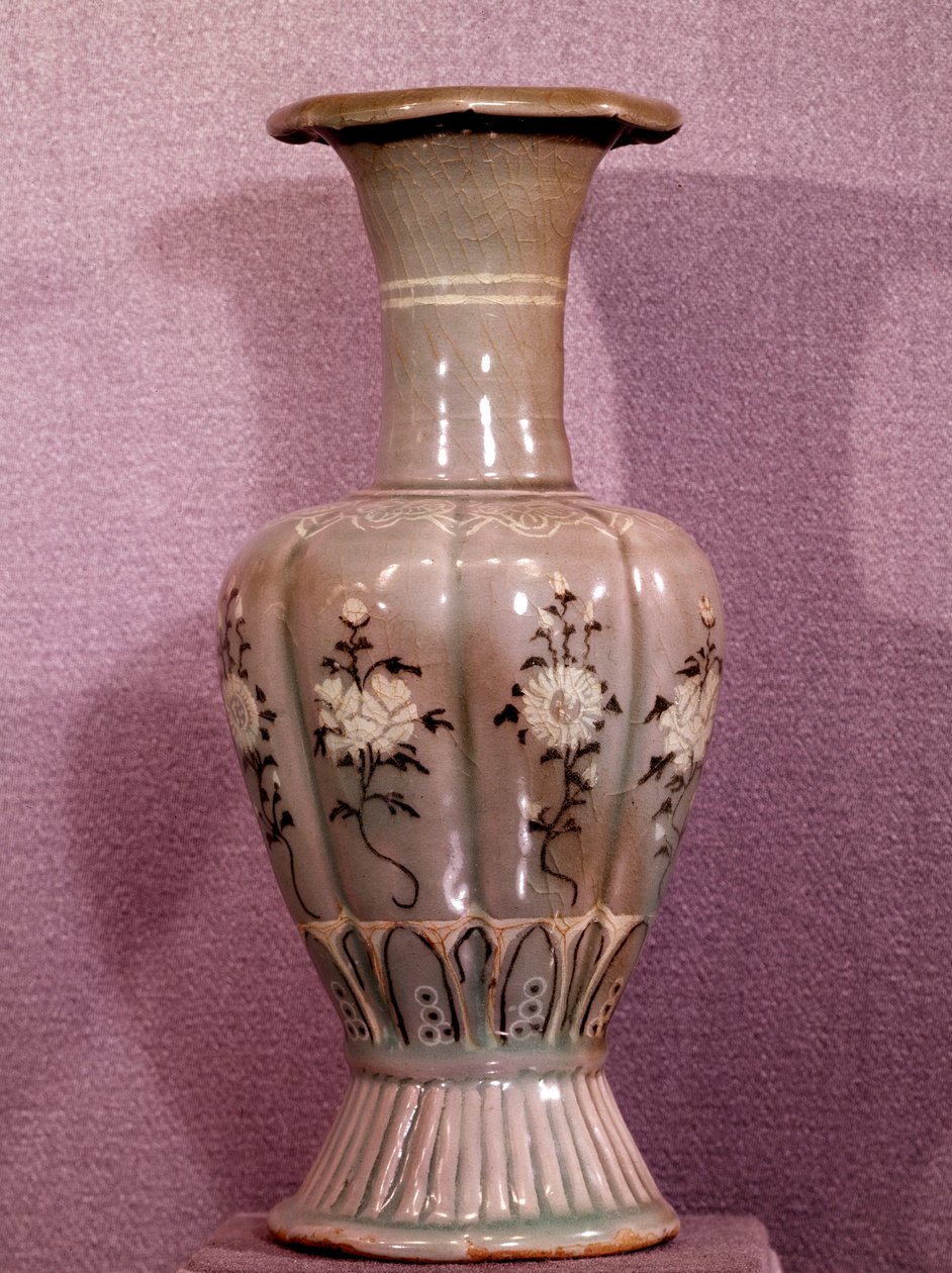 Art coreen: ceramiczny wazon ozdobiony kwiatami. Okres Koryo. XII wiek. Muzeum Sztuk Pięknych, Pałac Duksoo, Korea autorstwa School Korean
