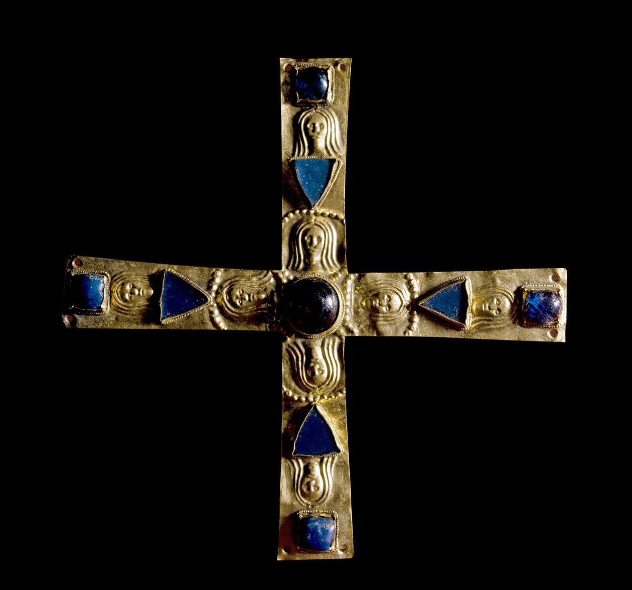 Archeologia średniowiecza (średniowiecze). Sztuka barbarzyńska z Lombardii: Krzyż Gisulfo, w wybrzuszonym złocie z kamieniami półszlachetnymi, petre enchassee. Wykonane przez mistrza lombardzkiego z VII wieku. Wysokość: 11 cm. Włochy, Cividale del Friuli,  autorstwa School Lombard