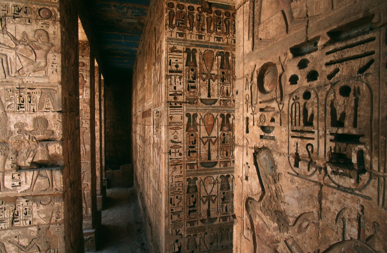 Egipt, Medinet Habu, Luksor, Gubernatorstwo Luksorskie, Świątynia grobowa Ramzesa III. Szczegół kolumn i ścian wyrzeźbionych z postaciami i heiroglifami autorstwa R. and Smith Simkin