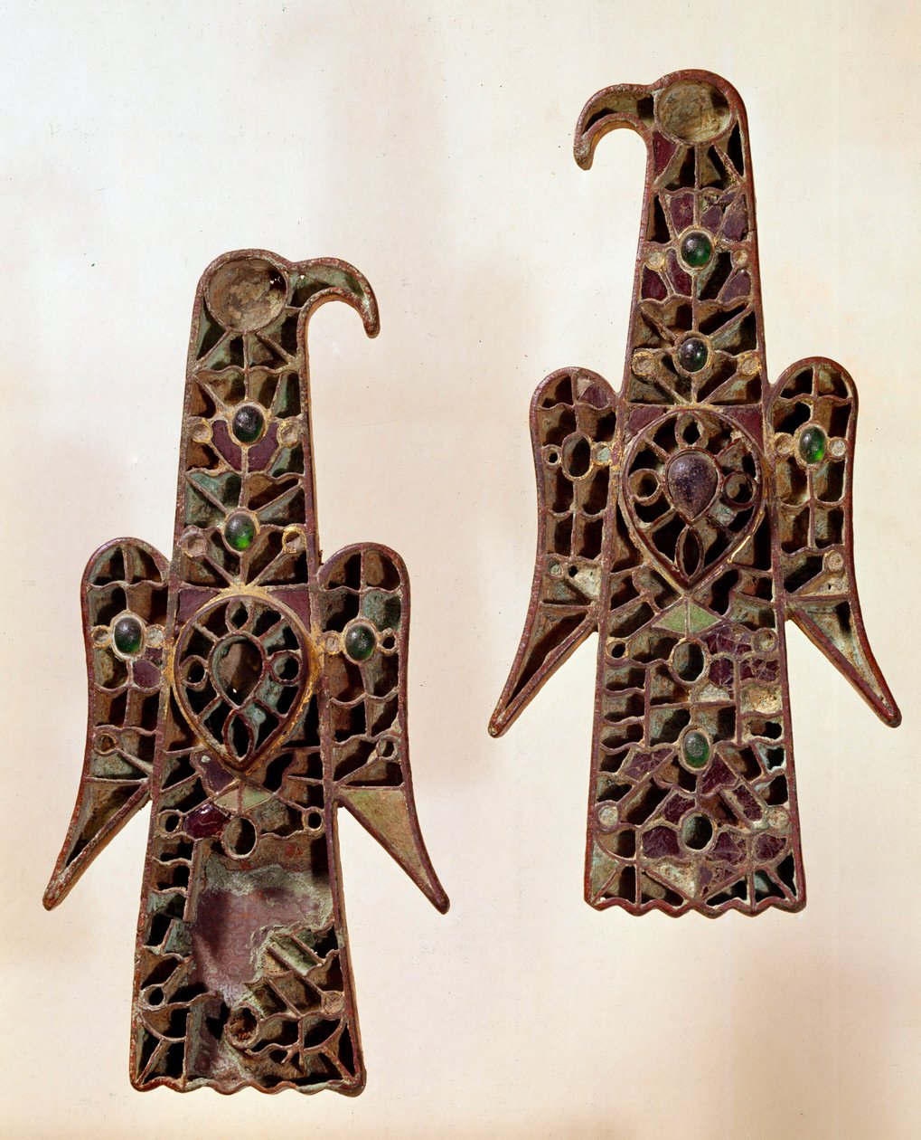 Sztuka Merowingów: Para fibules (szpilka gwarantowana) aqualiformes (orły). Emalia cloisonné, VI w., dynastia Merowingów (481-751). z Castelsagrat. Muzeum Cluny w Paryżu. autorstwa School Merovingian