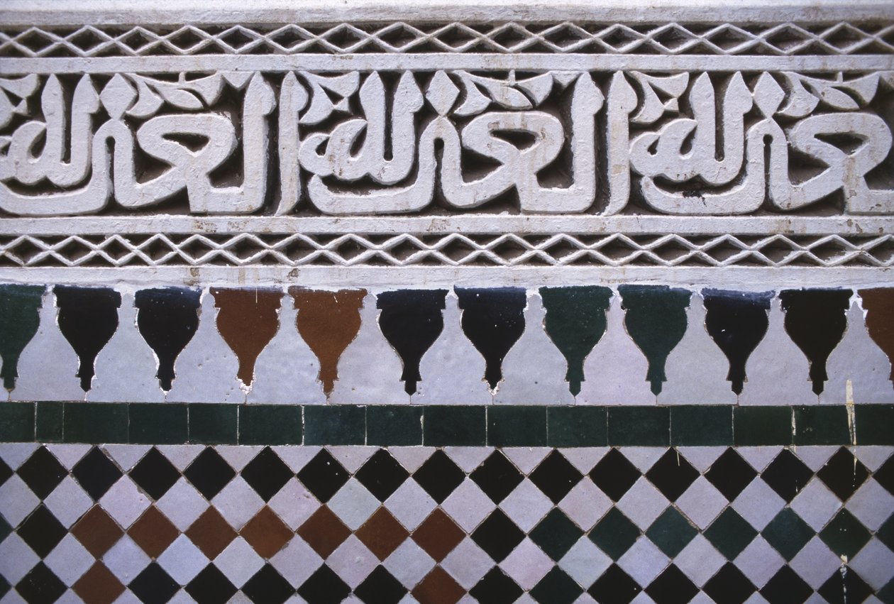 Fragment ściany na dziedzińcu (kafelki i sztukaterie) autorstwa School Moroccan