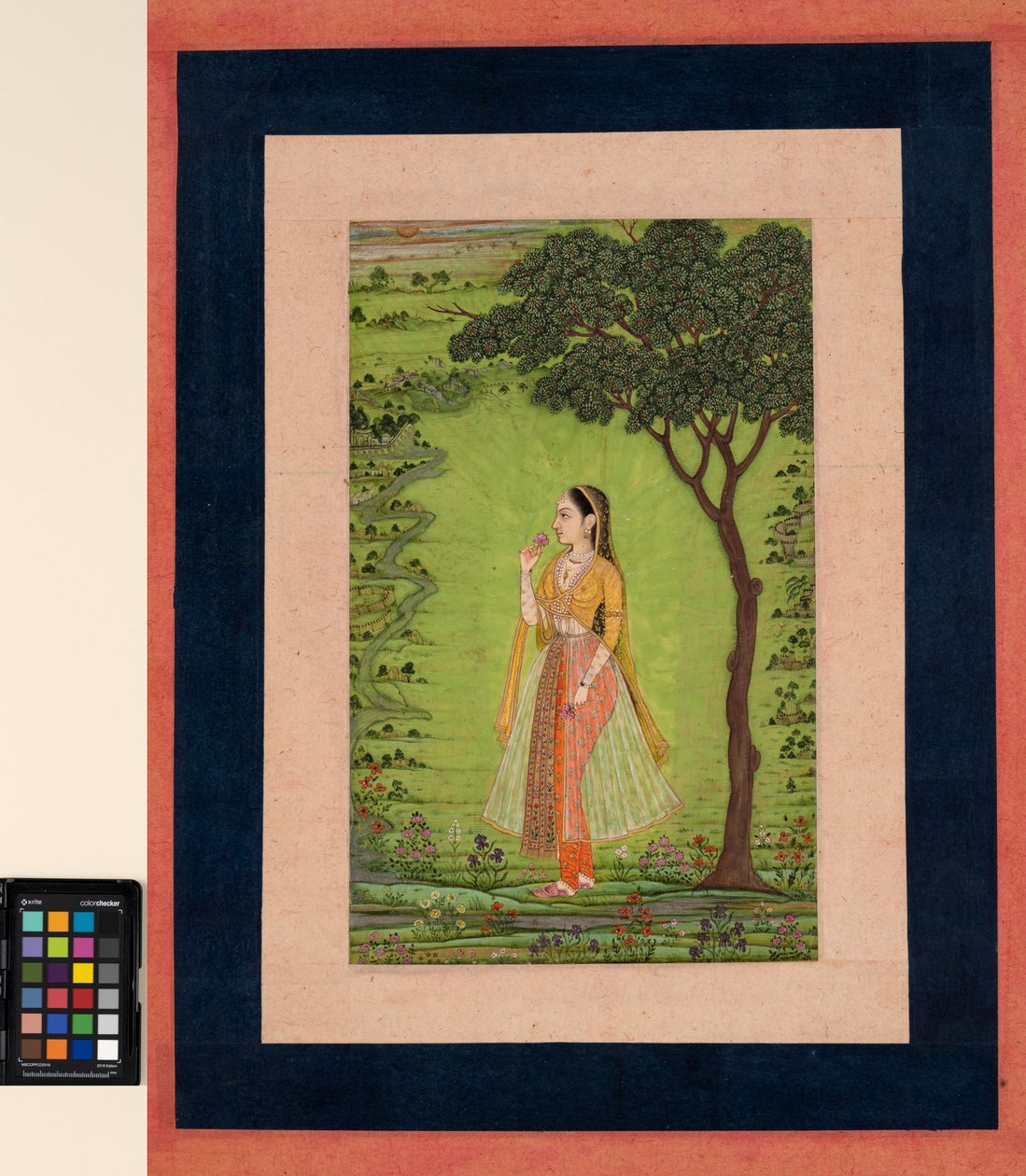 Kobieta stojąca przy drzewie trzymająca kwiat, ok. 1720 (nieprzezroczysty w/c i złoty na papierze) autorstwa School Mughal