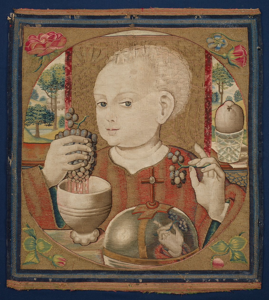 Dzieciątko Chrystus tłoczące wino Eucharystii, ok. 1500 (przędza lniana osnowa, wełna, jedwab i pozłacany wątek) autorstwa School Netherlandish
