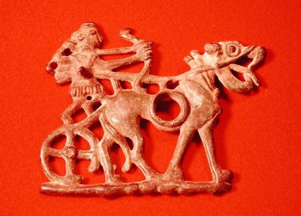 Wędzidło konia przedstawiające myśliwego na rydwanie strzelającym z łuku, ok. 1200-700 pne (brąz) autorstwa School Persian
