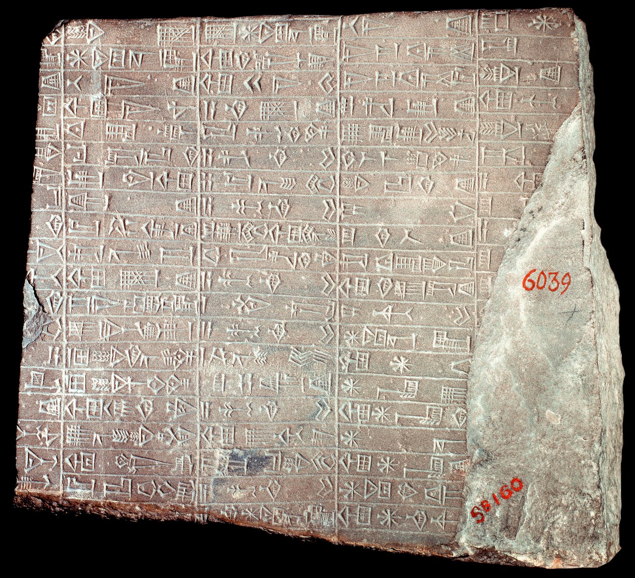 Mezopotamia: stela wapienna z inskrypcjami w języku akadyjskim, upamiętniającymi dzieła dokonane na cześć boga Inszuszinaka i dary mu dane; Iran, Susa, 2100 pne autorstwa School Persian