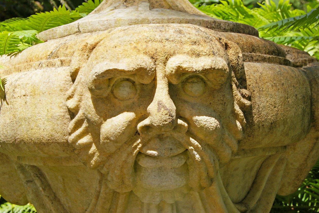 Rzeźbiona kamienna urna na Tarasie Bogów, Quinta da Regalia;Sintra;Portugalia c.1914 (zdjęcie) autorstwa School Portuguese