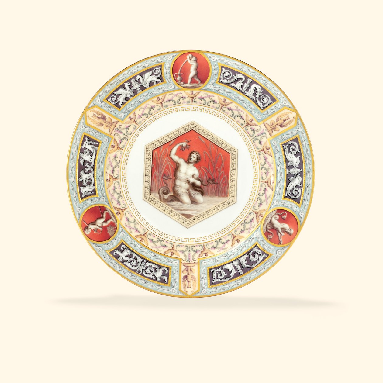 Porcelanowy talerz obiadowy z Serwisu Rafaela, środek przedstawiający Trytona autorstwa School Russian