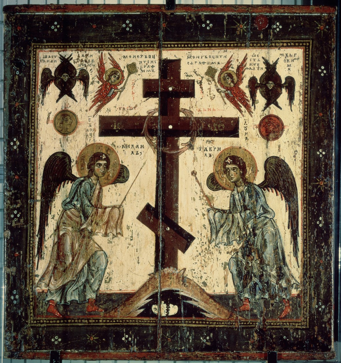 Adoracja Krzyża. Dwa anioły adorujące rosyjski krzyż prawosławny. Ikona rosyjska, tempera na drewnie, między 1130 a 1200 rokiem, sztuka z Nowogrodu (Rosja). Państwowa Galeria Tretiakowska, Moskwa (Rosja). autorstwa School Russian