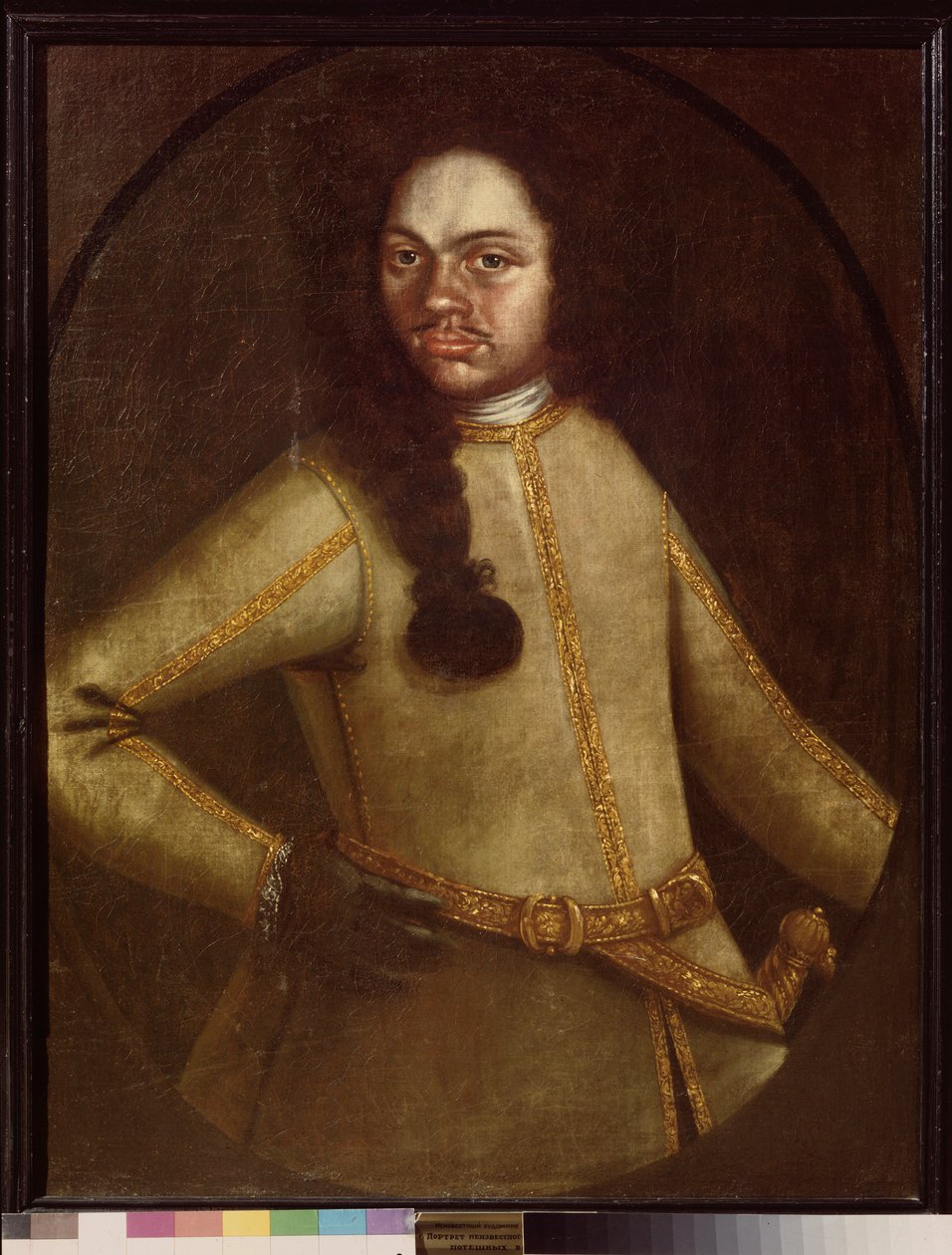 Portret mężczyzny w mundurze rekrutów pułku Piotra I (1672-1725). Malarstwo anonimowe, olej na płótnie, początek XVIII wieku. Sztuka rosyjska. Państwowe Muzeum Ceramiki i Majątku Wiejskiego z XVIII w. Kuskowo, Moskwa. autorstwa School Russian