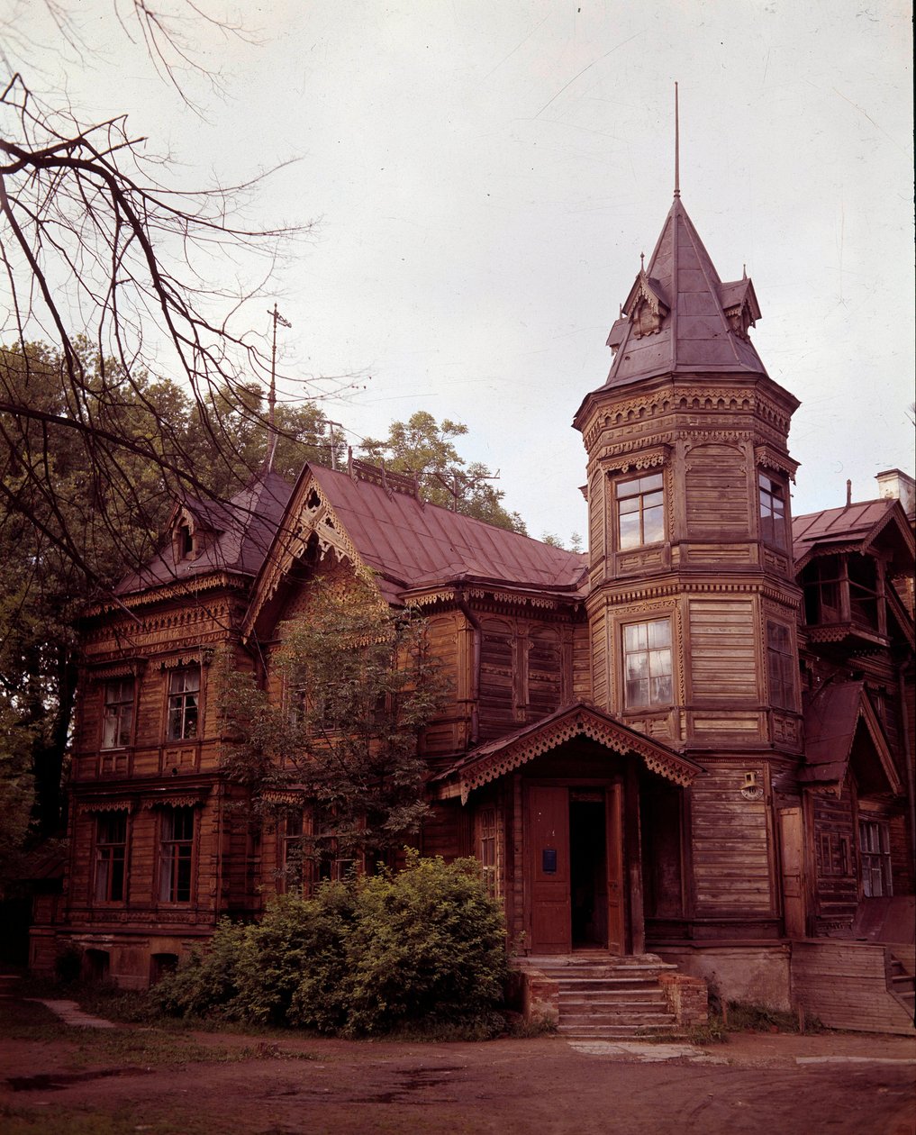 Rosyjska architektura: widok na XIX-wieczną daczę, rosyjski dom wiejski. autorstwa School Russian