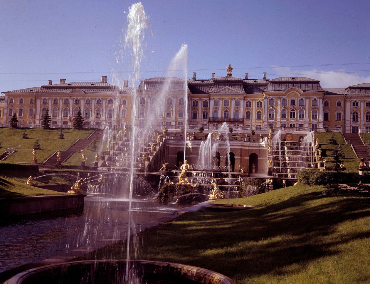 Widok na duży wodospad zamku Peterhof, zrealizowany za Piotra Wielkiego pod Sankt Petersburgiem w Rosji autorstwa School Russian
