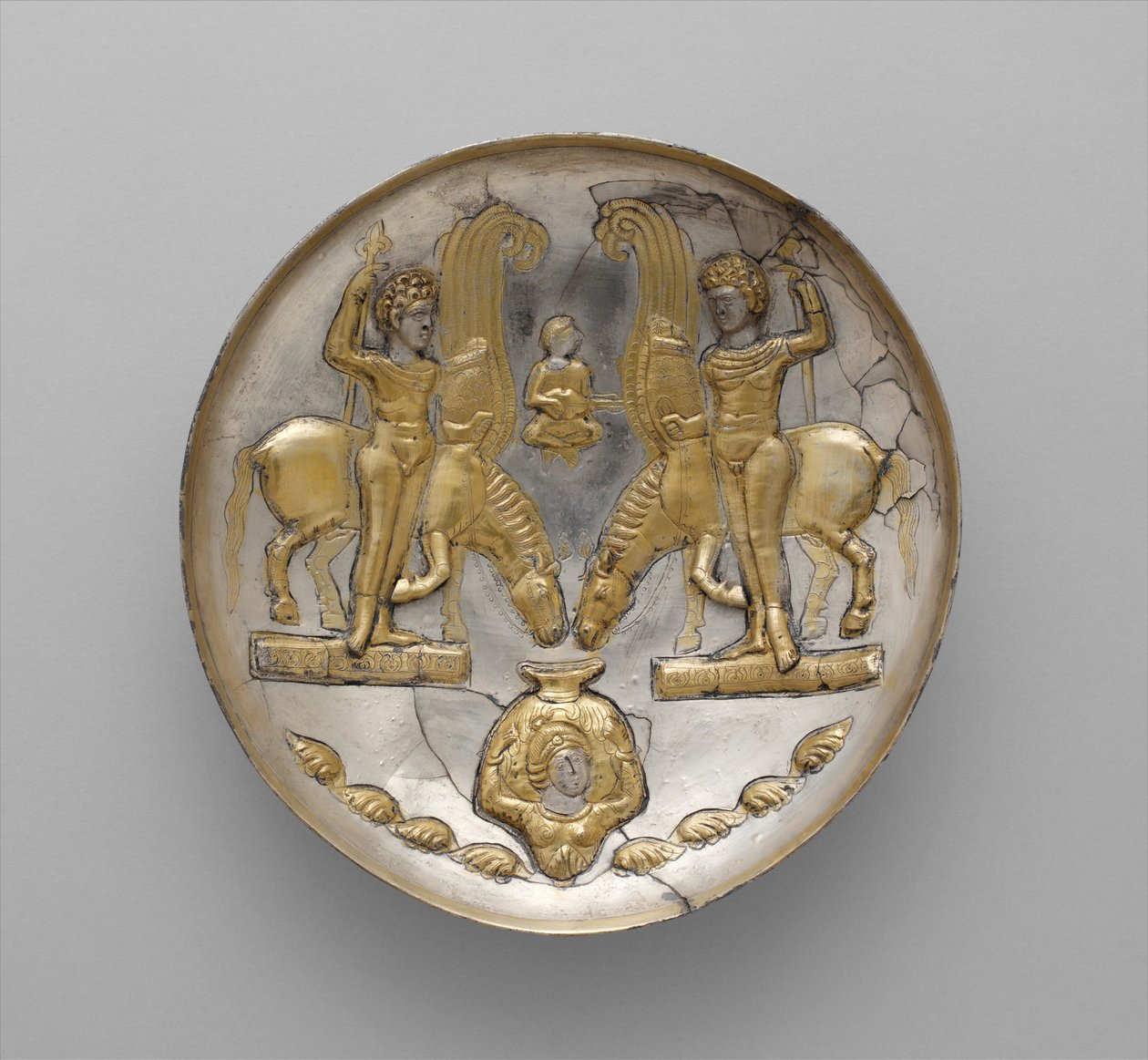 Talerz z młodzieńcami i skrzydlatymi końmi, ok. V-VI w. n.e. (srebro, złocenie rtęciowe) autorstwa School Sasanian