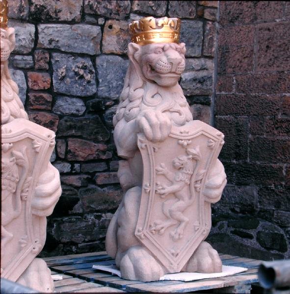 Lew heraldyczny, z dachu Wielkiej Sali (kamień) autorstwa School Scottish