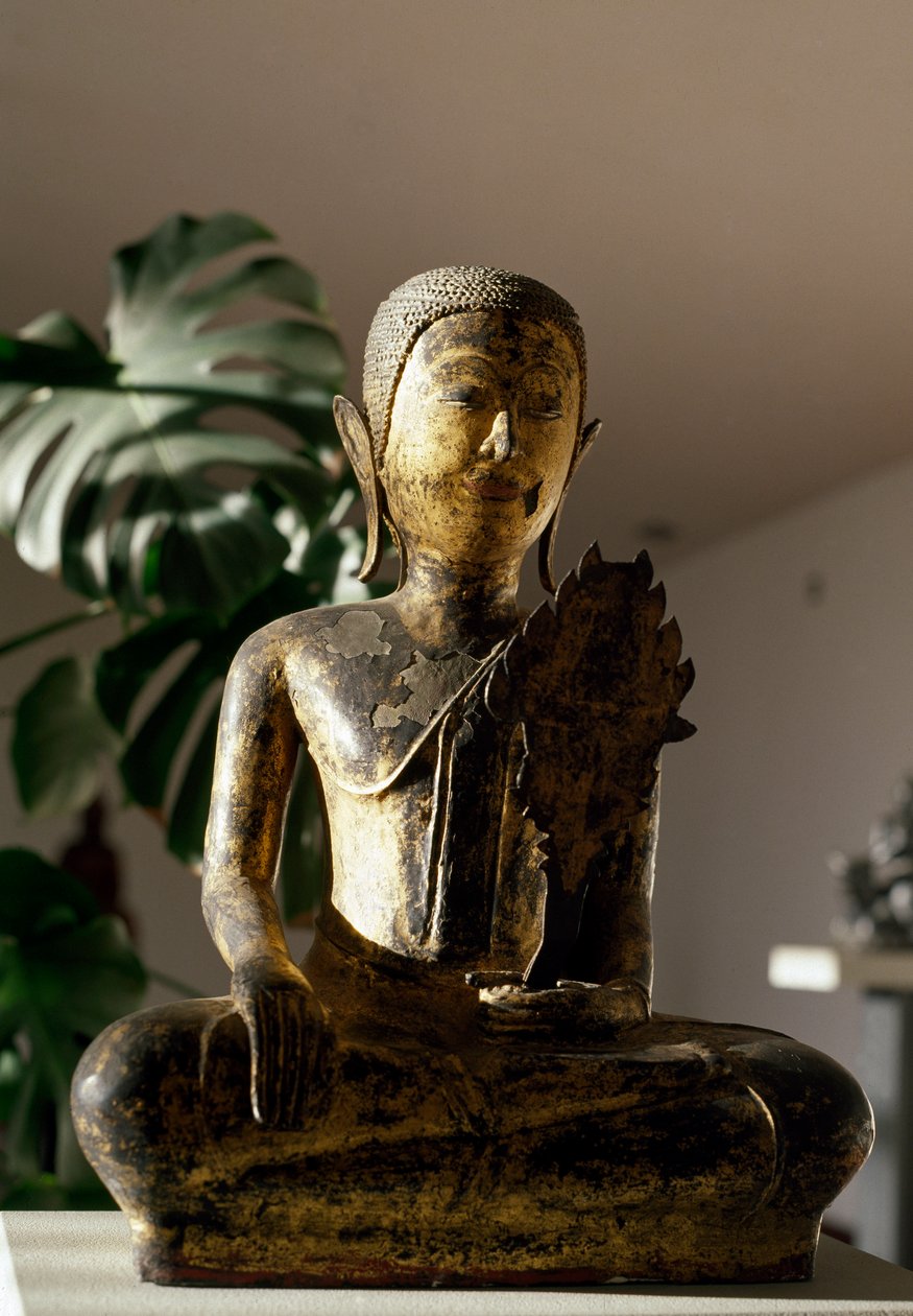 Budda siedzący w geście Bhumisparsa Mudra podczas medytacji (rzeźba autorstwa School Siamese