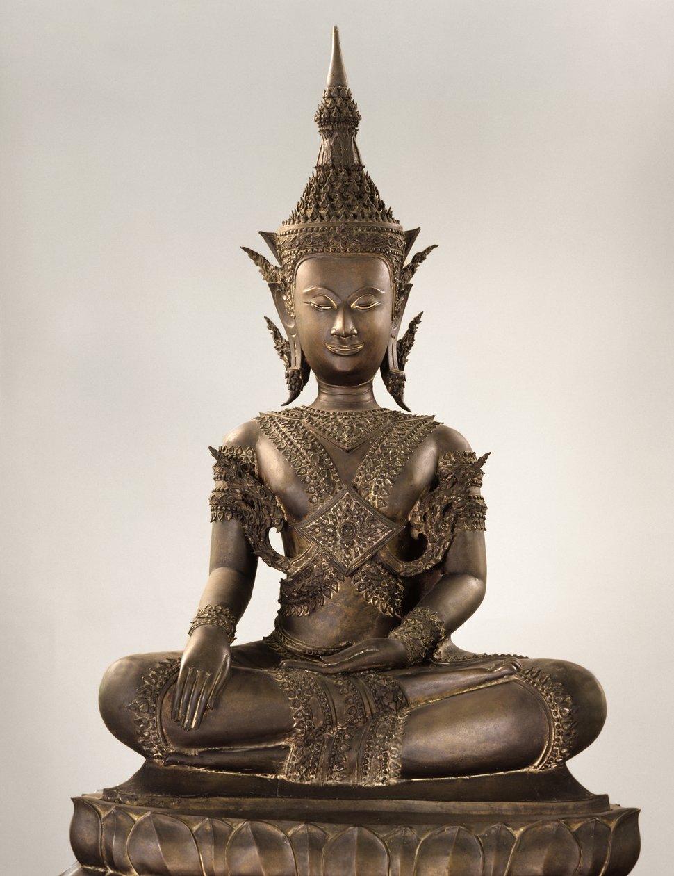 Naturalnej wielkości Budda w stroju królewskim (brąz) autorstwa School Siamese