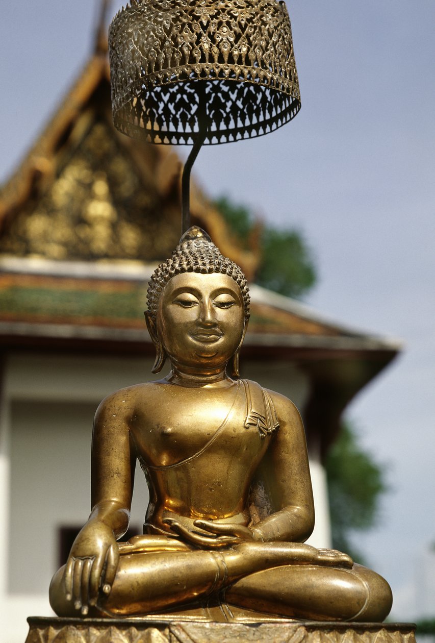 Phra Buddha Sihing wystawiony na wiernych podczas obchodów Nowego Roku (brąz) autorstwa School Siamese