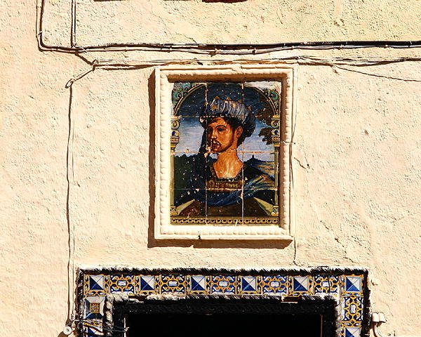 Płytki ceramiczne z portretem mężczyzny przed Domem Króla Maurów (zdjęcie) autorstwa School Spanish