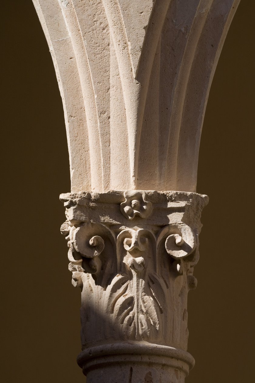 Fragment kolumny w krużganku klasztoru Santo Domingo (kamień) autorstwa School Spanish