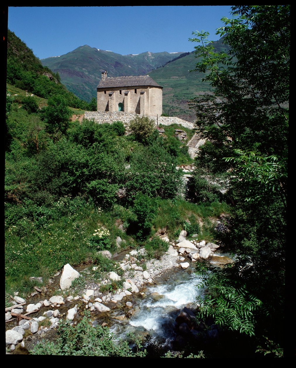Widok kaplicy św Pelegrina, Arties (zdjęcie) autorstwa School Spanish
