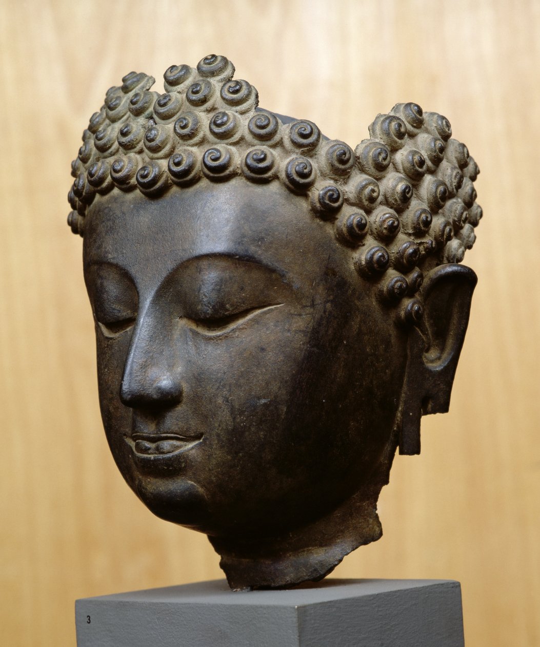 Głowa Buddy spoglądająca w dół, Lan Na Culture (brąz) autorstwa School Thai