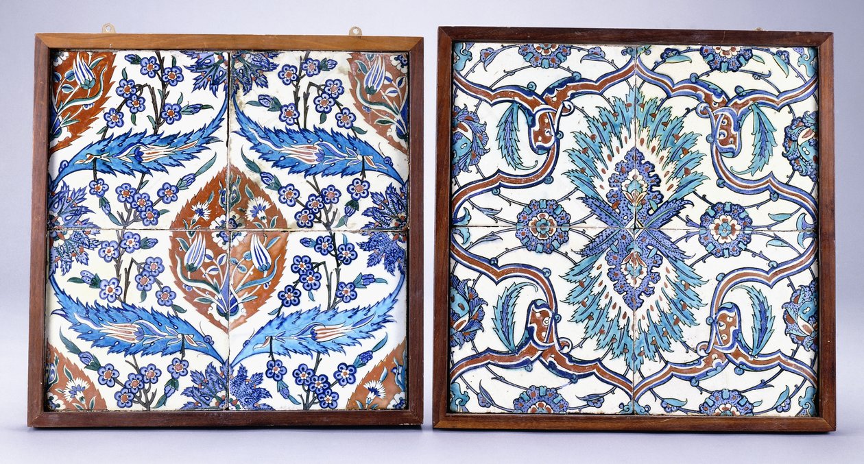 Dachówka Iznik z kwiatami śliwy i tulipanami, wykonana ok. 1570 r. i XVII-wieczna dachówka Iznik z czerwono-niebieską dwojoną palmetą, ok. 1570 r.; XVII wiek (ceramika) autorstwa School Turkish
