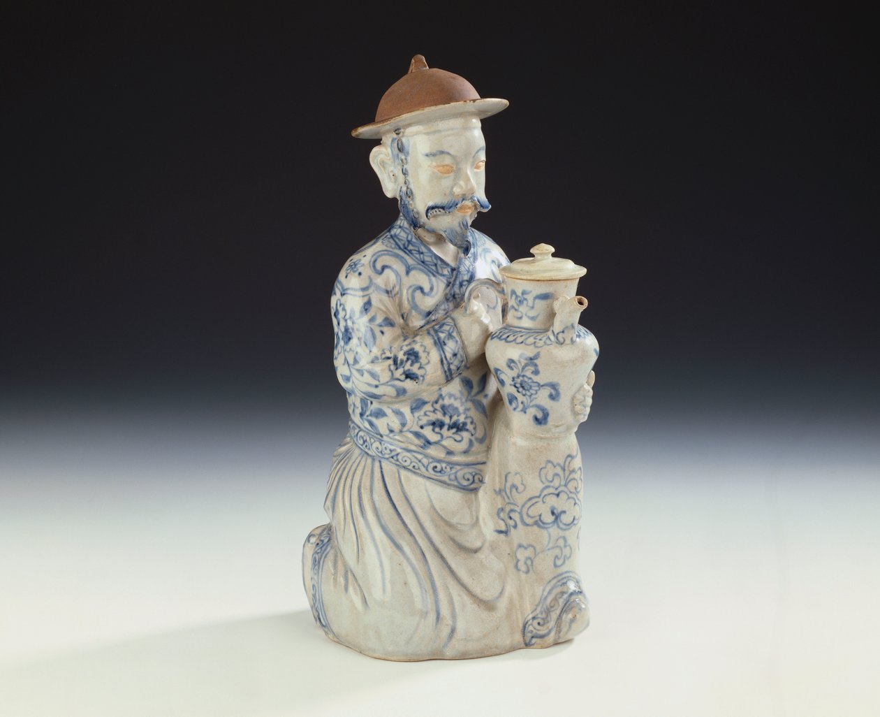 Niezapisany annamski niebiesko-biały dzban uformowany jako klęczący sługa (ceramiczny) autorstwa School Vietnamese