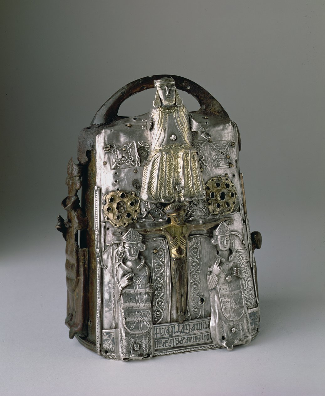 Guthrie Bell Shrine, z przedstawieniami Boga i Ukrzyżowania, inskrypcją po łacinie, przechowywaną w zamku Guthrie w Forfarshire (metaloplastyka) autorstwa Scottish School