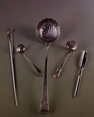Szpikulec: Eley i Fearn, 1801; chochla do sosów: IS, Edynburg, ok. 1800; chochla do zupy Christophera Hainesa, Dublin, 1774; Chochla do sosu Kings, J.McKay, Edynburg, 1851; szufelka do szpiku, ok. 1750 (srebrna) autorstwa Scottish School