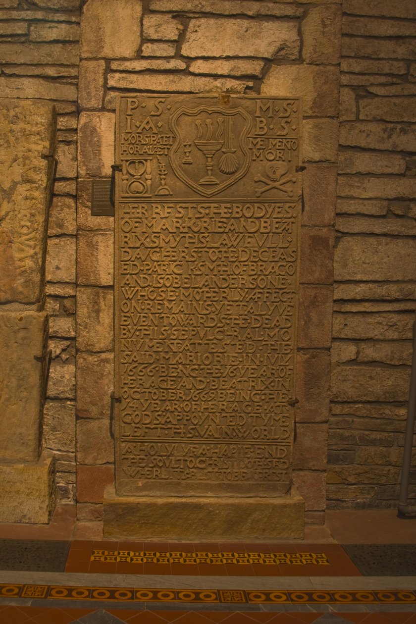 Nagrobek Marjorie i Beatrix Smyth autorstwa Scottish School