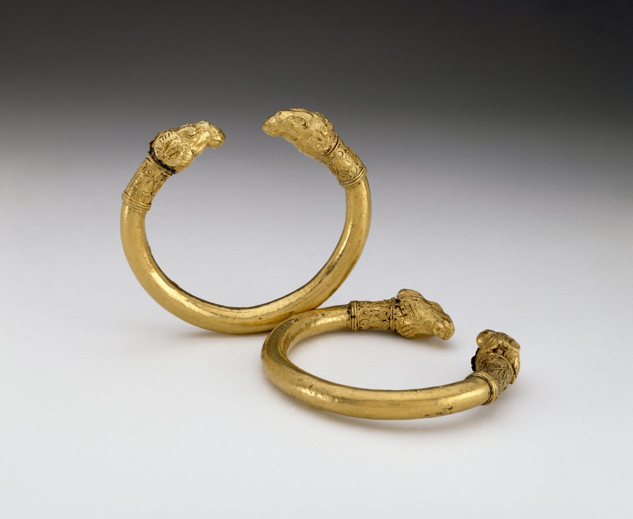 Para bransolet z zakończeniami w kształcie głów baranów (brąz i złoto) autorstwa Scythian