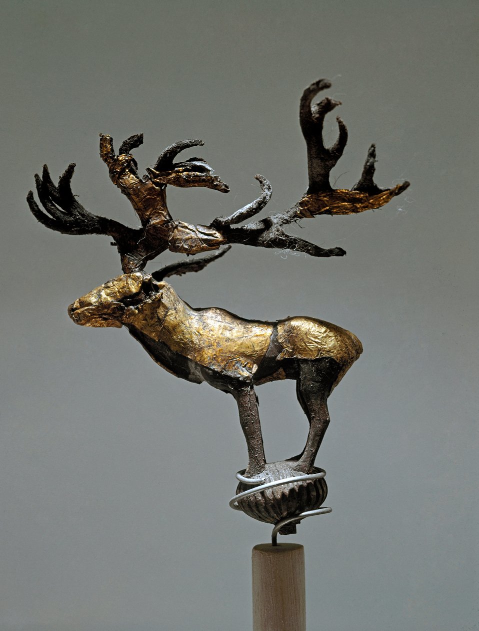 Art Scythian (cywilizacja scytyjska): ornament przedstawiający jelenia. Z Ałtaju, V-III wpne. Sankt Petersburg, Ermitaż autorstwa Scythian