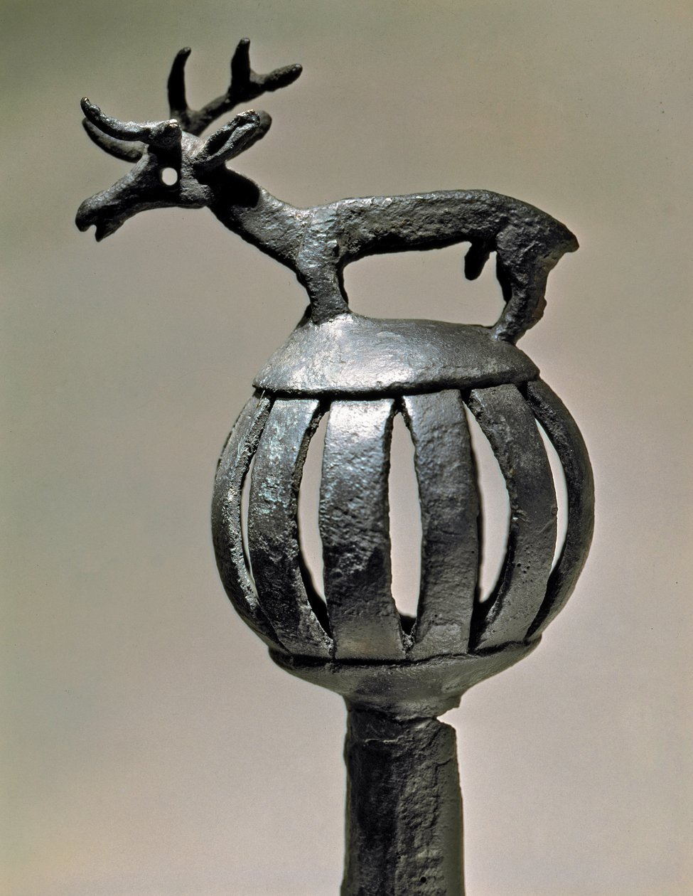 Art Scythian (cywilizacja scytyjska lub Scytia): ozdoba zbiornika z brązu zwieńczona postacią jelenia. Obiekt z VII - VI wieku p.n.e. Sankt Petersburg, Ermitaż autorstwa Scythian
