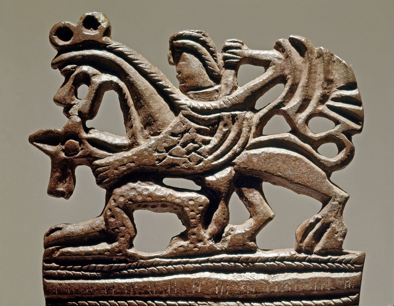 Art Scythian (cywilizacja scytyjska lub scytyjska): Apollo na gryfie - IV wiek pne - Ozdoba czołgu z brązu - Ermitaż, Sankt Petersburg autorstwa Scythian