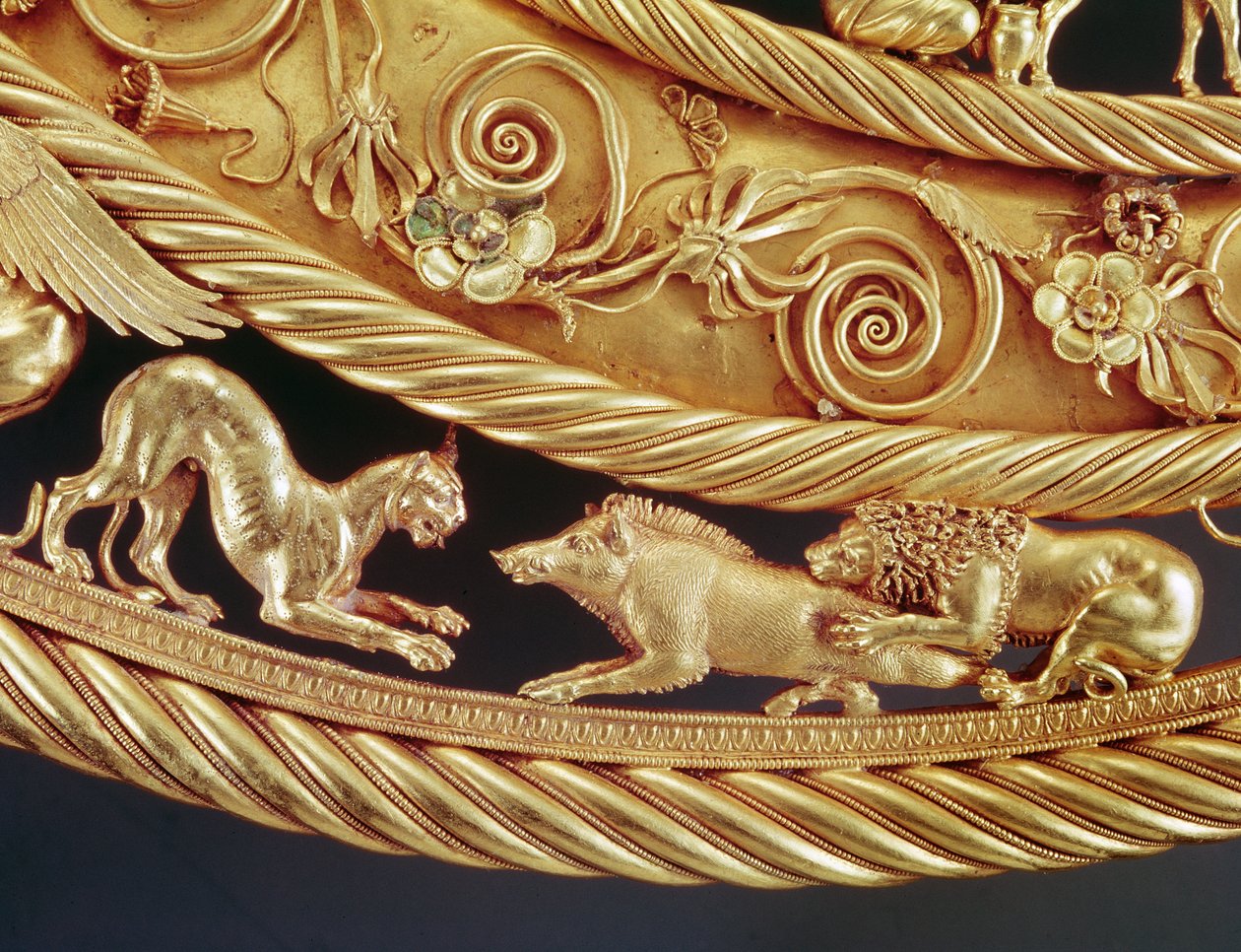 Lew i pantera atakujące dzika, szczegół złotego pektorału od Tovsta Mohyla (złoto) autorstwa Scythian