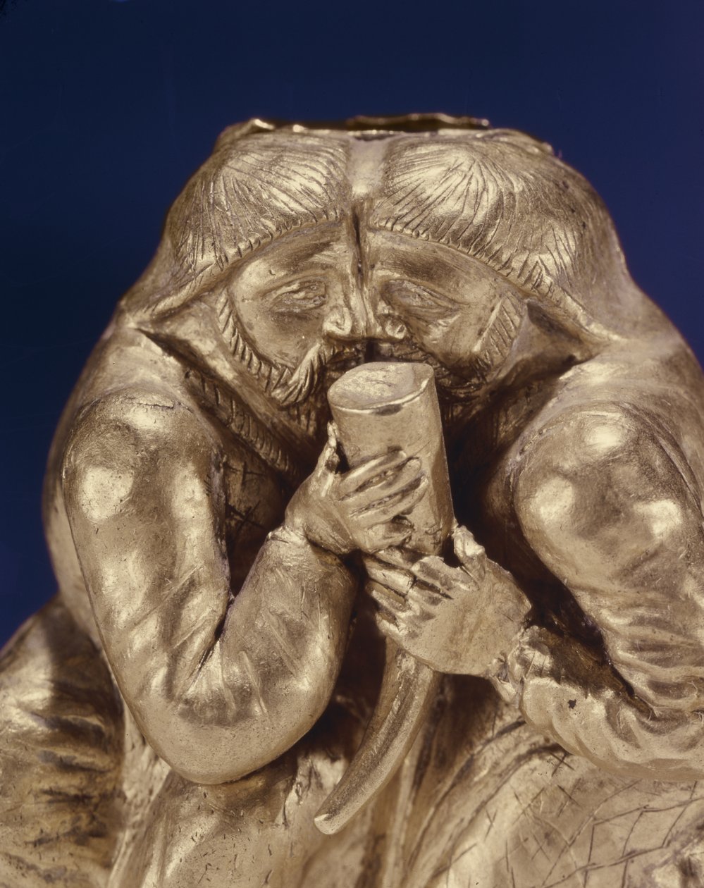 Tablica przedstawiająca dwóch Scytów pijących napój (złoto) (detal 343170) autorstwa Scythian