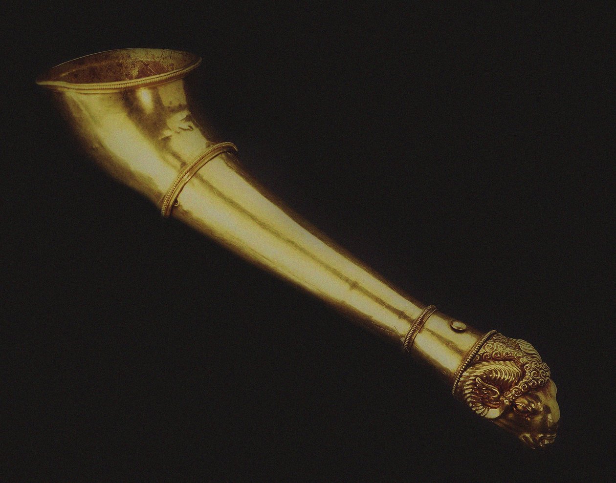 Róg do picia Rhyton zakończony w głowie barana, połowa V w. PNE. autorstwa Scythian Art.