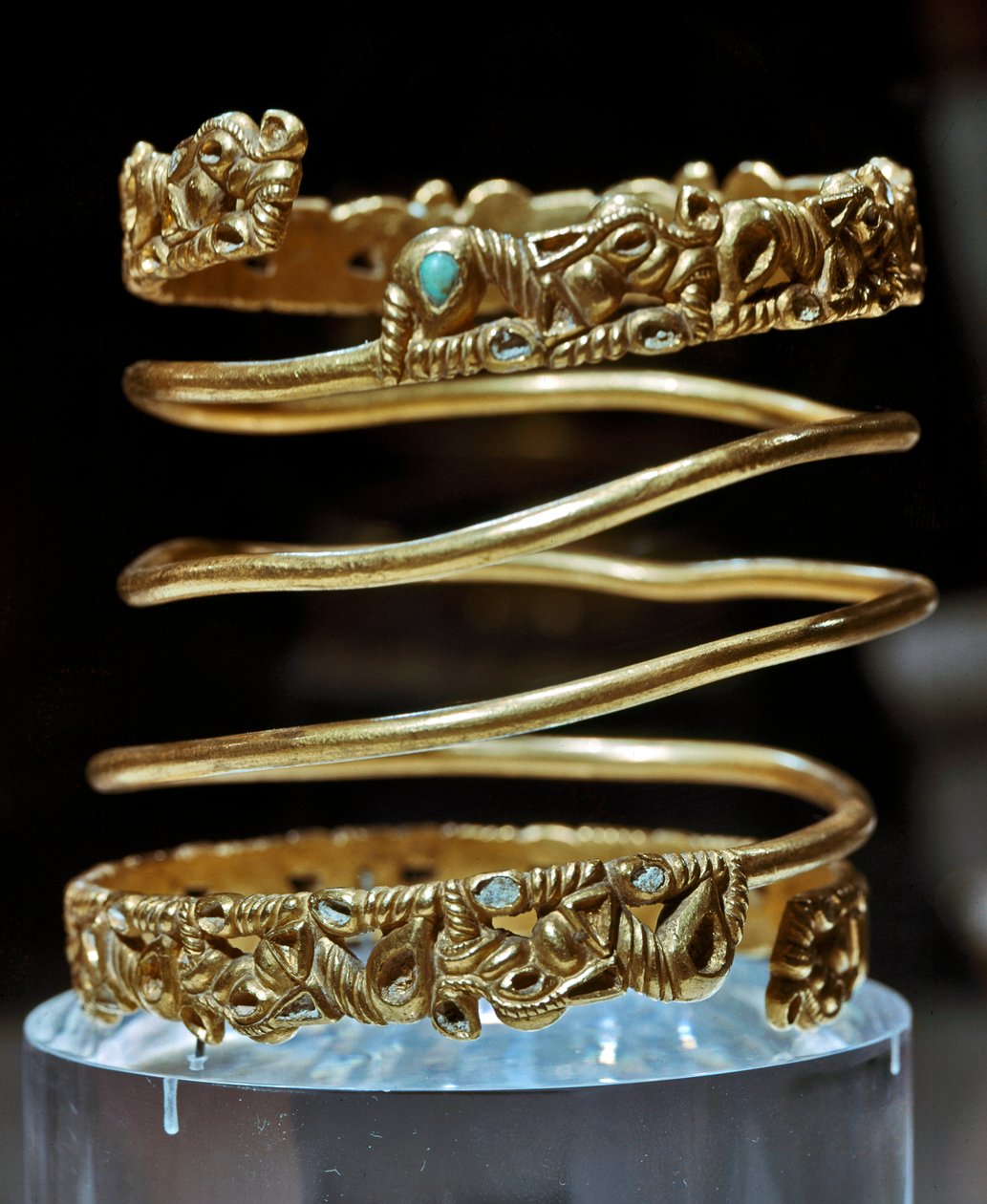 Art Scythian (cywilizacja scytyjska lub scytyjska): złota i turkusowa bransoleta plemienia Sarmate, II wiek pne - III wiek naszej ery. Sankt Petersburg, Ermitaż autorstwa Scythian Scythian
