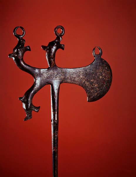 Trzpień w kształcie siekiery ozdobiony głowami zwierząt (brąz) autorstwa Scythian Scythian