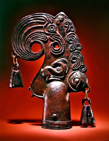 Zwieńczenie fantastycznej głowy ptaka ozdobionej zwierzętami, ludzkim okiem i dzwonkami, V-VI wpne (brąz) autorstwa Scythian Scythian