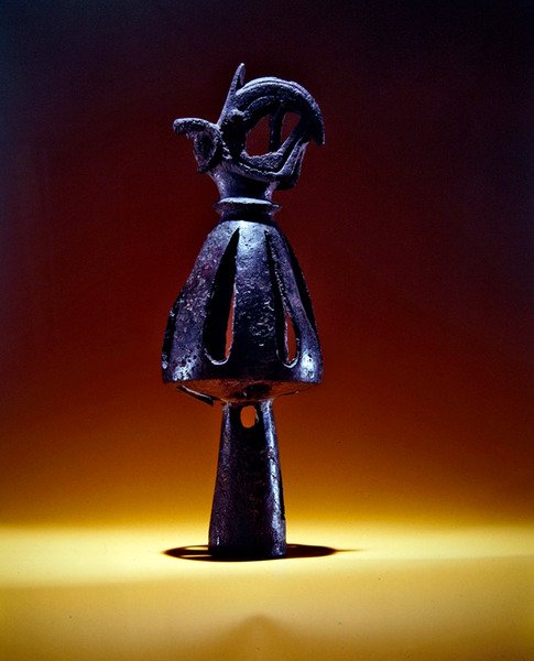 Zwieńczenie, ażurowy stożek zdobiony głową gryfa z rogami baranimi, koniec VII-pocz. VI w. p.n.e. (brąz) autorstwa Scythian Scythian
