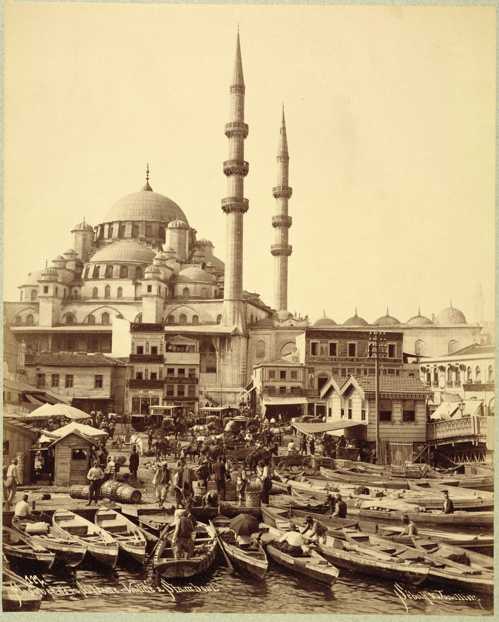 Meczet Santa Sophia i łodzie rybackie na brzegu Bosforu, Stambuł, ok. 1890 (zdjęcie czarno-białe) autorstwa Sebah and Joaillier