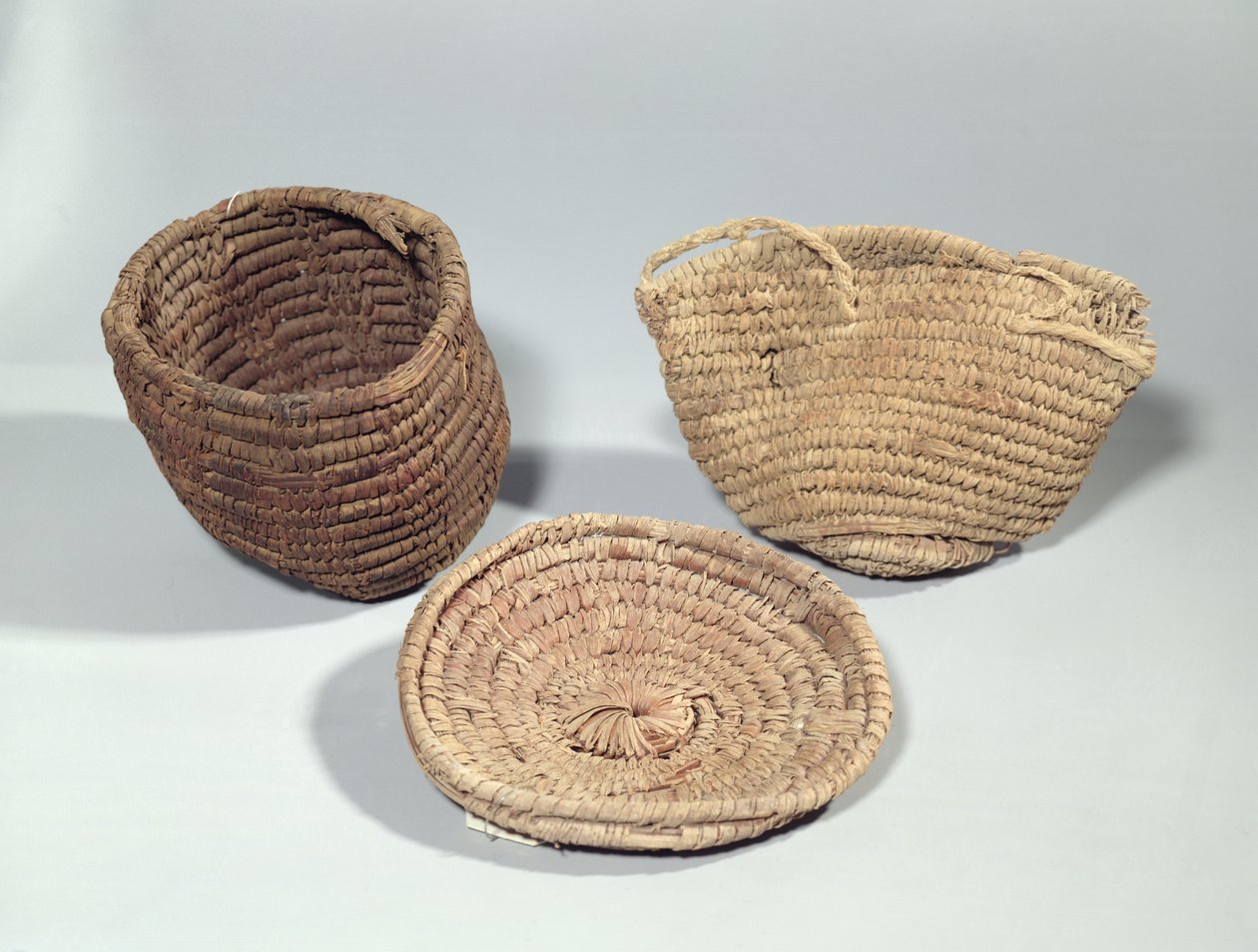 Dwa kosze i pokrywa (plecione liście palmowe) autorstwa Second Intermediate Period Egyptian
