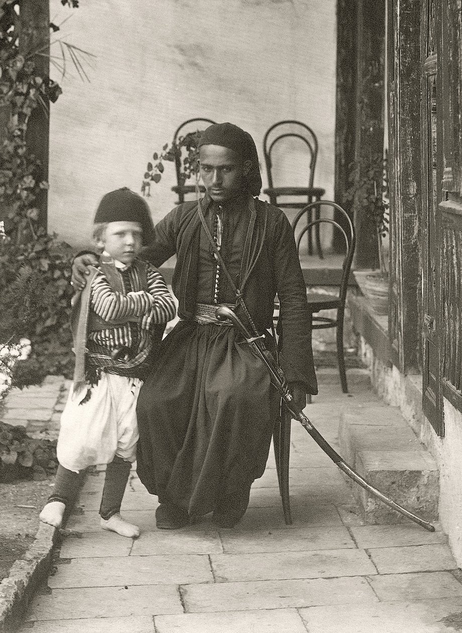 Arabski kawass (osmański strażnik) z młodym chłopcem w ogrodzie domu w dzielnicy Judea w Jerozolimie, 1867 r. autorstwa Sergeant Henry Phillips