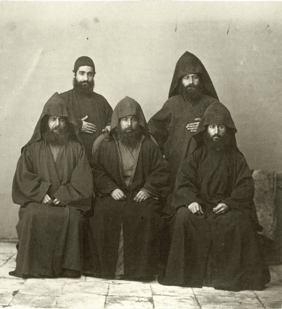 Grupa 5 księży ormiańskich na dziedzińcu hotelu Mediterranean, Jerozolima, 1867 autorstwa Sergeant Henry Phillips