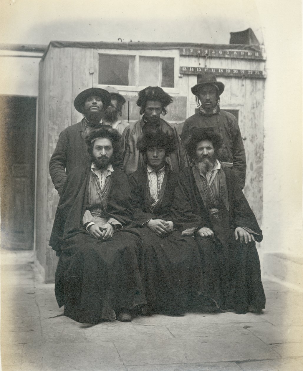 Grupa 7 polskich Żydów na dziedzińcu Hotelu Śródziemnomorskiego, Jerozolima, 1867 autorstwa Sergeant Henry Phillips
