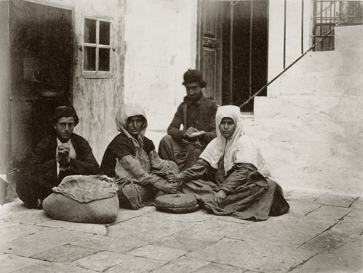 Kobiety mielące mąkę okrągłymi kamieniami młyńskimi na dziedzińcu domu w Jerozolimie, 1867 autorstwa Sergeant Henry Phillips