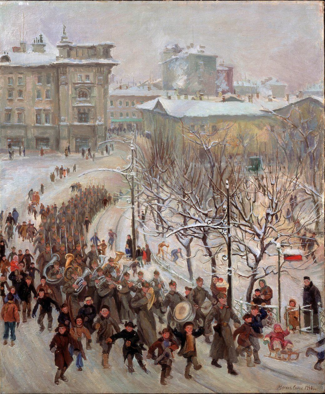 Ludzie z Armii Czerwonej. Parada wojsk Związku Radzieckiego ulicami zaśnieżonego miasta w czasie II wojny światowej (1939-1945), poprzedzona orkiestrą marszową, w towarzystwie radosnych dzieci. Malarstwo Siergieja Iwanowicza autorstwa Sergei Ivanovich Markin