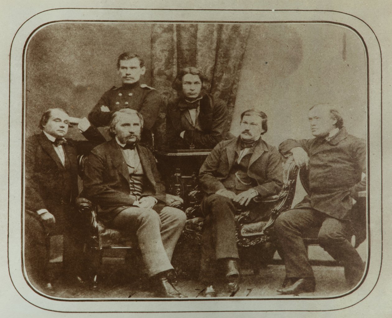 Współcześni: Iwan Gonczarow, Iwan Turgieniew, Lew Tołstoj, Dmitrij Grigorowicz, Aleksander Drużynin i autorstwa Sergei Lvovich Levitsky