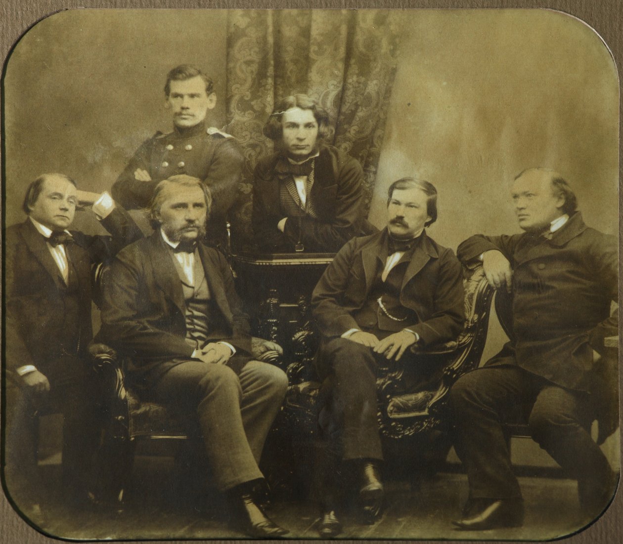 Współcześni: Iwan Gonczarow, Iwan Turgieniew, Lew Tołstoj, Dmitrij Grigorowicz, Aleksander Drużynin i autorstwa Sergei Lvovich Levitsky