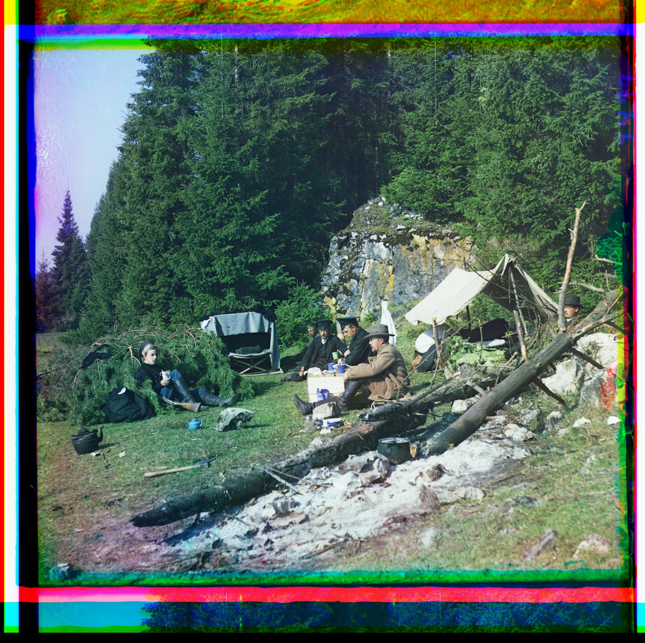 Siergiej Prokudin-Gorskii i inni siedzący na kempingu, rzeka Chusovala, Ural, Rosja autorstwa Sergei Mikhailovich Prokudin Gorskii